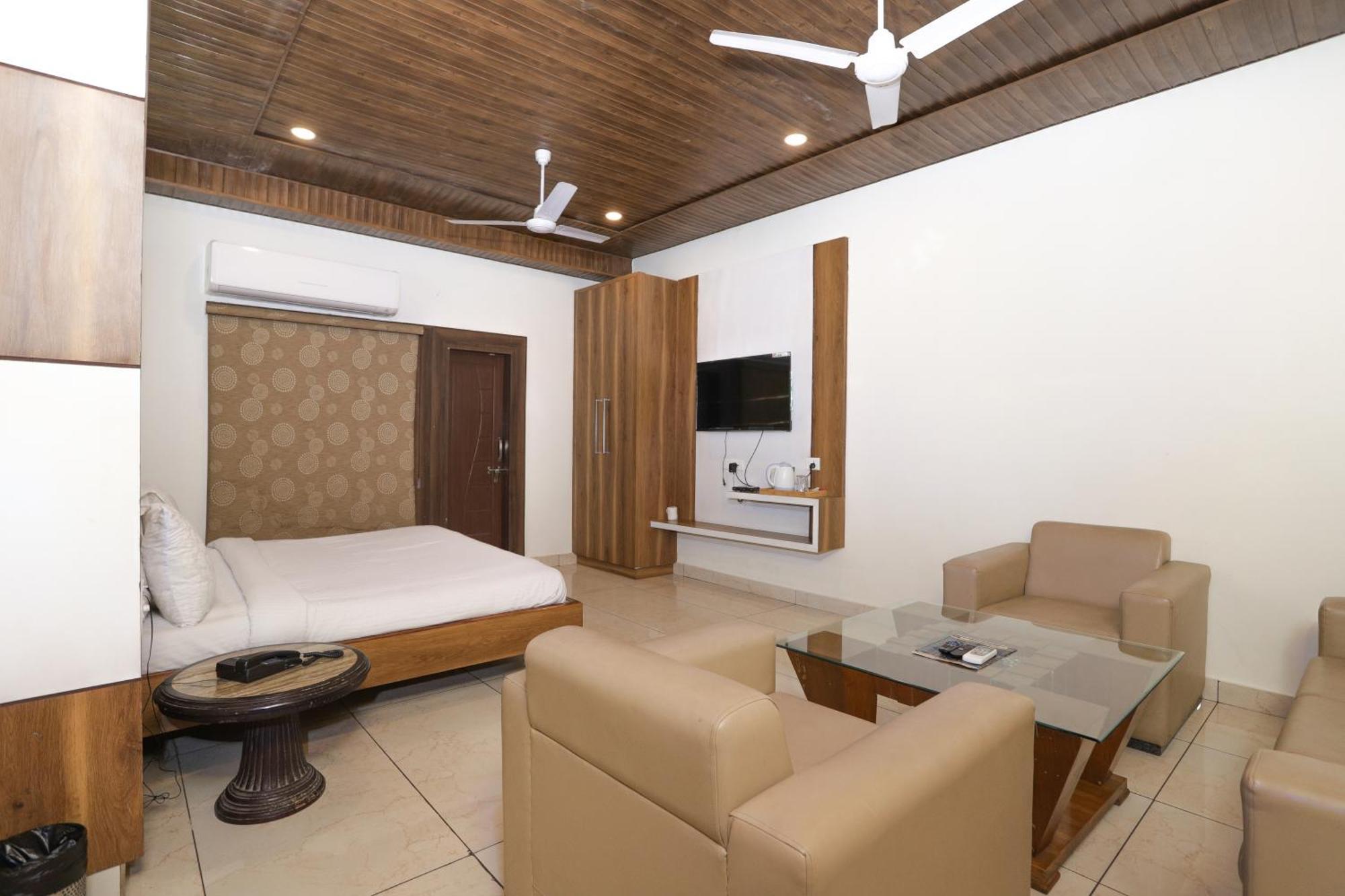 Hotel Razia Inn Hisar ภายนอก รูปภาพ