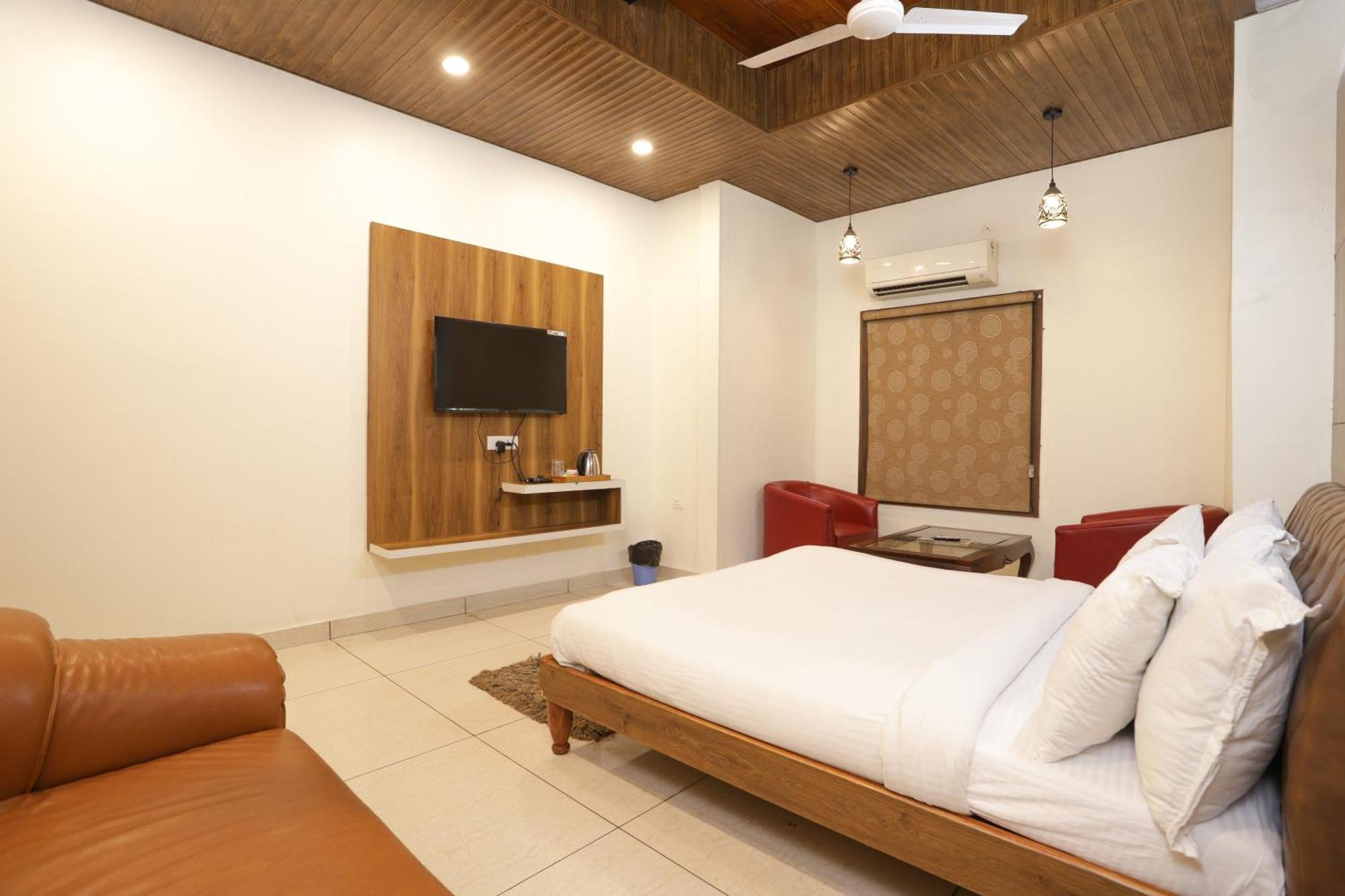 Hotel Razia Inn Hisar ภายนอก รูปภาพ