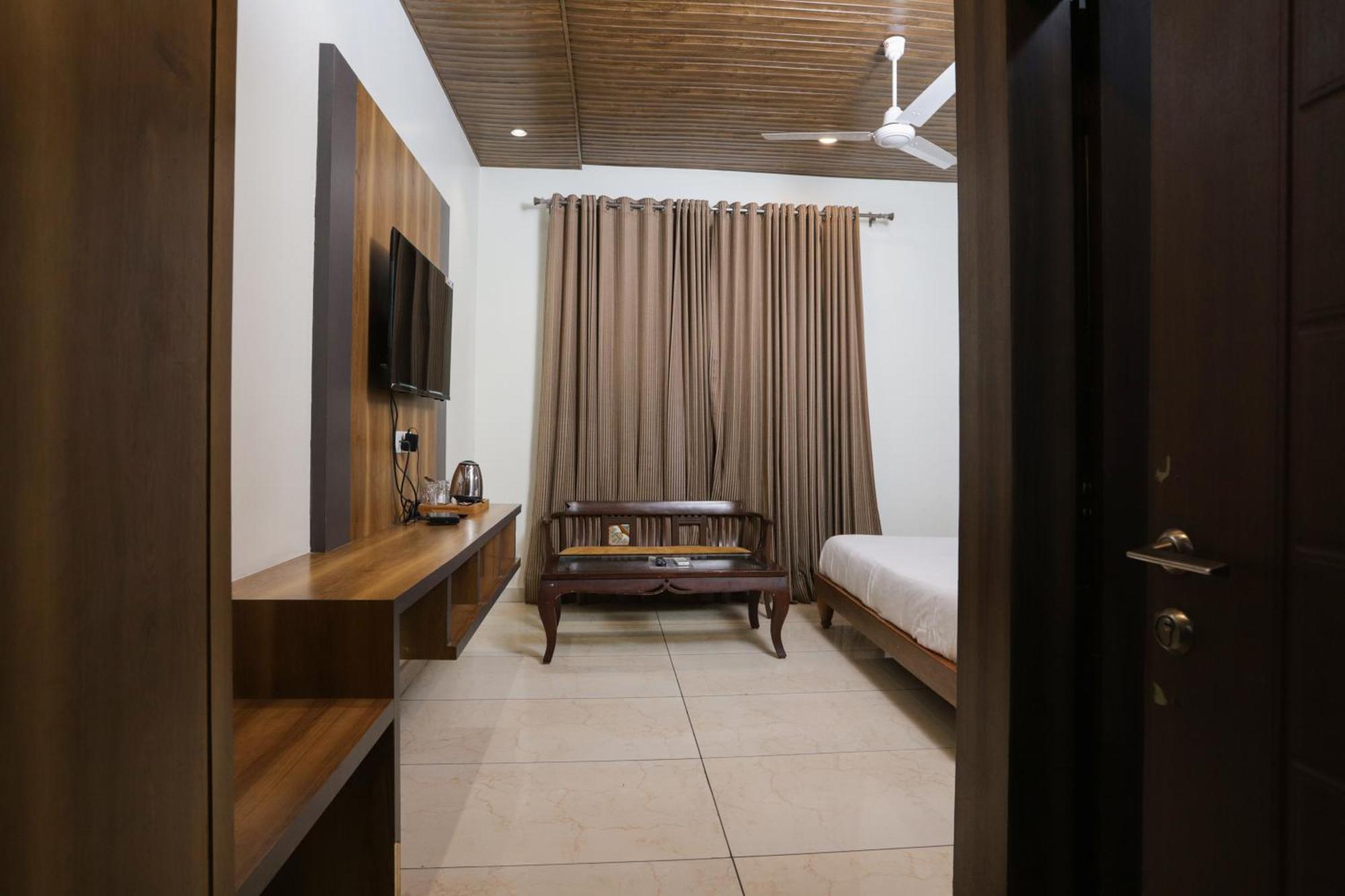 Hotel Razia Inn Hisar ภายนอก รูปภาพ