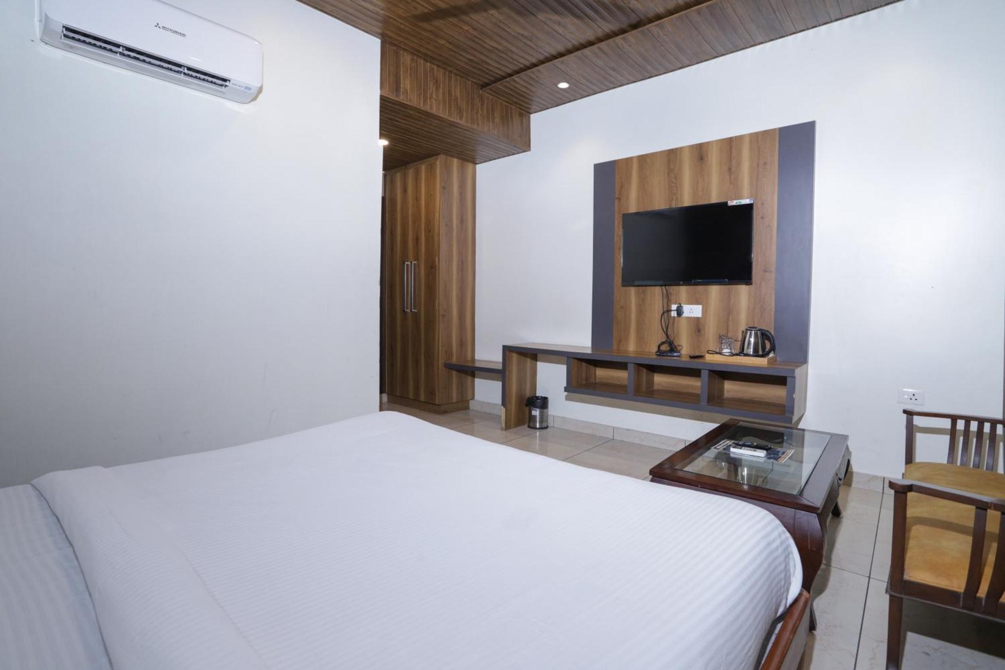 Hotel Razia Inn Hisar ภายนอก รูปภาพ